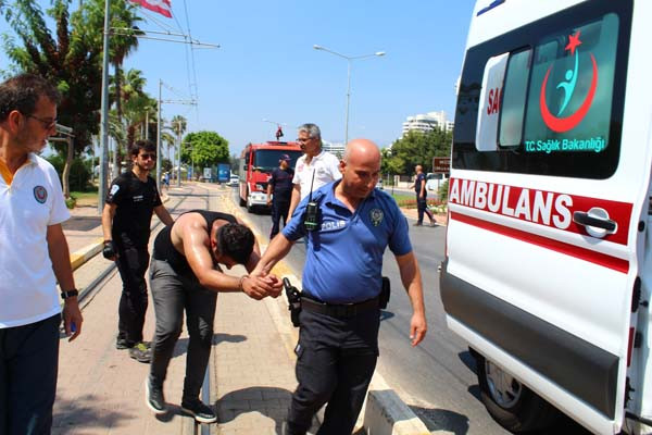 Yanındaki kızlara sinirlendi, ortalığı savaş alanına çevirdi! - Resim : 1