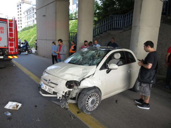 Kadıköy'de araç devrildi... Trafik kilit - Resim : 1