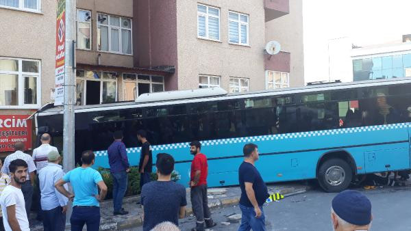 İstanbul'da halk otobüsü binaya girdi - Resim : 1