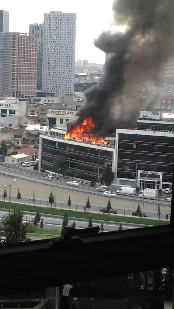 İstanbul'da plaza yangını - Resim : 1