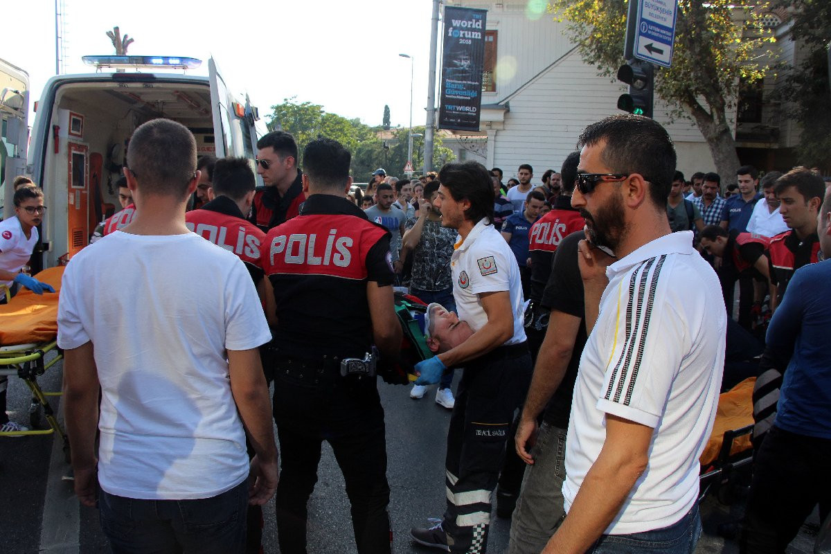Beşiktaş’ta polislere minibüs çarptı - Resim : 1