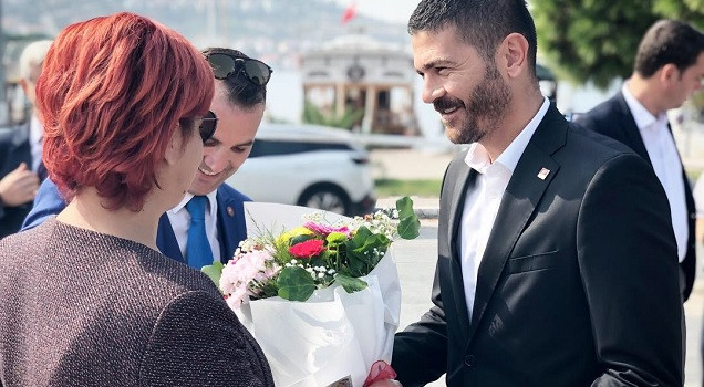 CHP'li Fatih Gürbüz'den '19 Ekim'e çiçekli kutlama 