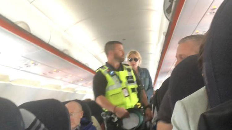 Uçakta ilginç olay: Polis geldi ve... - Resim : 1