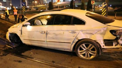 İstanbul'da feci kaza! Otomobil tramvaya çarptı - Resim : 1