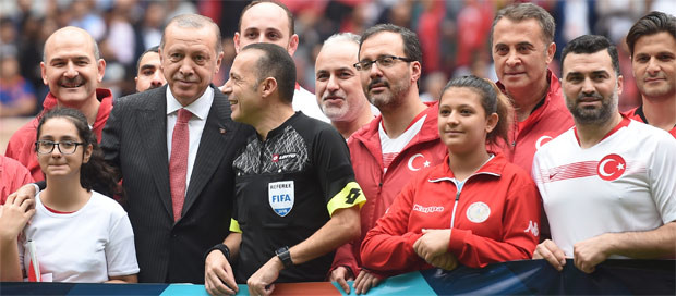 Erdoğan, şöhretler karması maçının başlama vuruşunu yaptı - Resim : 1