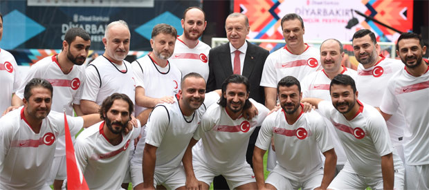 Erdoğan, şöhretler karması maçının başlama vuruşunu yaptı - Resim : 2