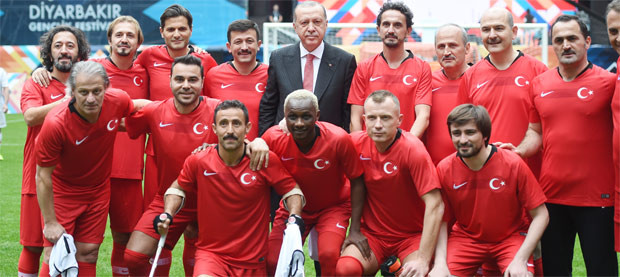 Erdoğan, şöhretler karması maçının başlama vuruşunu yaptı - Resim : 3