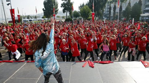 Binlerce kadın Cumhuriyeti dans ederek kutladı - Resim : 1