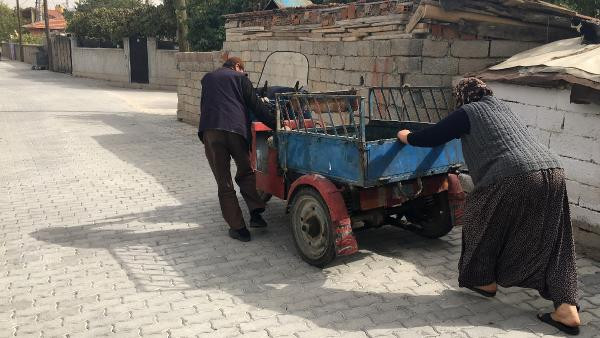 Hurda toplayarak, ailesine ve kedilere bakıyor - Resim : 1