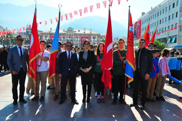 Ata'nın anıtına çelenk konuldu - Resim : 1