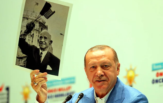 Erdoğan'ın iddiasının aksine elinde Türk Bayrağı vardı - Resim : 4