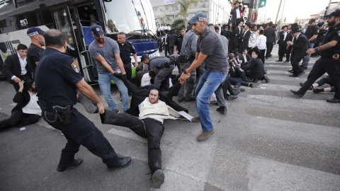 Zorunlu askerlik protestosuna polis müdahalesi - Resim : 1