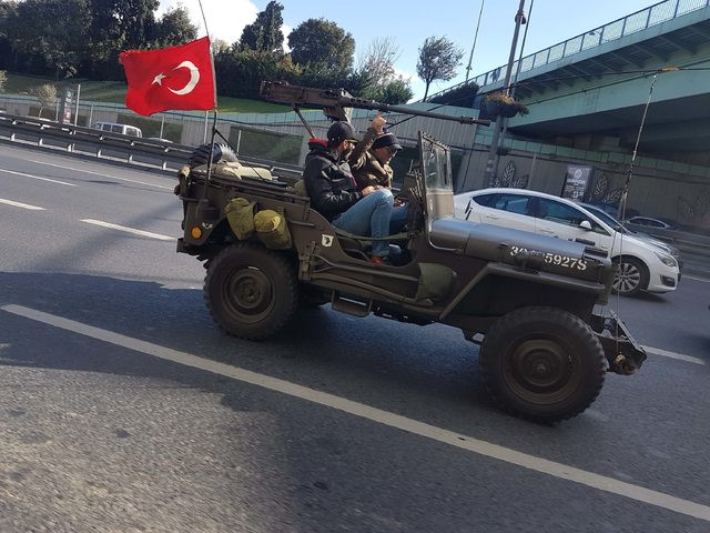 Uçaksavarla trafiğe çıktılar! Kim bu siviller? - Resim : 2