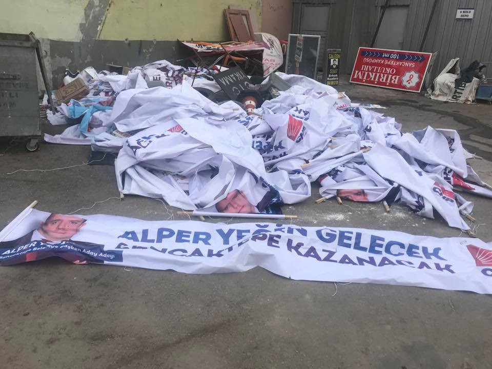 AKP'li belediye CHP'li aday adayının pankartlarını söktü - Resim : 1