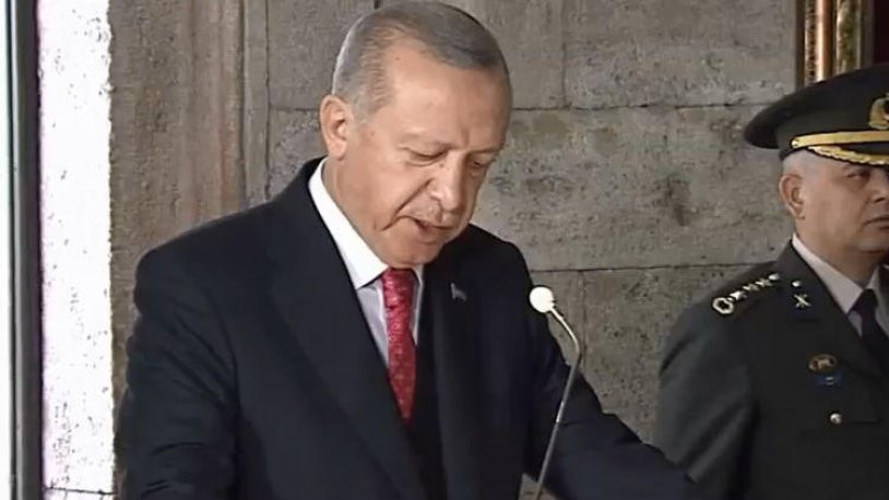 Erdoğan, Anıtkabir Özel Defteri'ne İstanbul Havalimanı'nı yazdı 