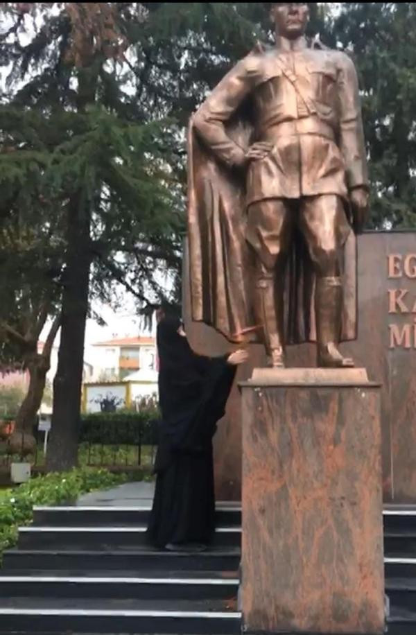 Çarşaflı provokasyon! Atatürk Anıtı'na baltalı saldırı - Resim : 1