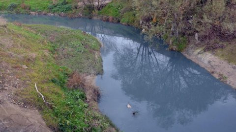 Geçen ay kırmızı akmıştı... Şimdi de griye boyandı - Resim : 1