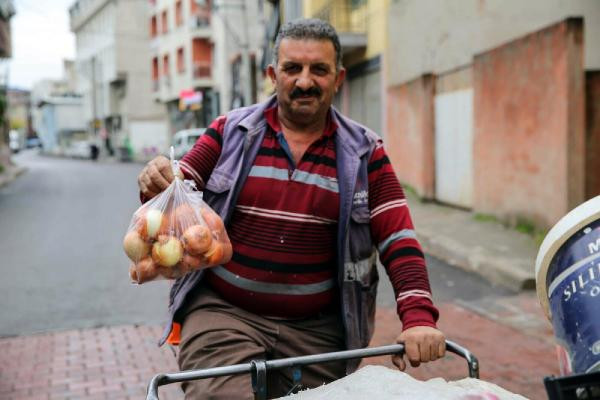 Buca’da belediye soğan dağıttı - Resim : 1