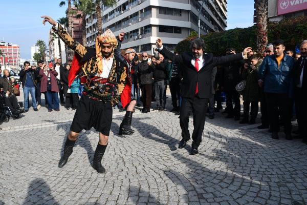 Başkan adaylığını zeybek oynayarak açıkladı - Resim : 1