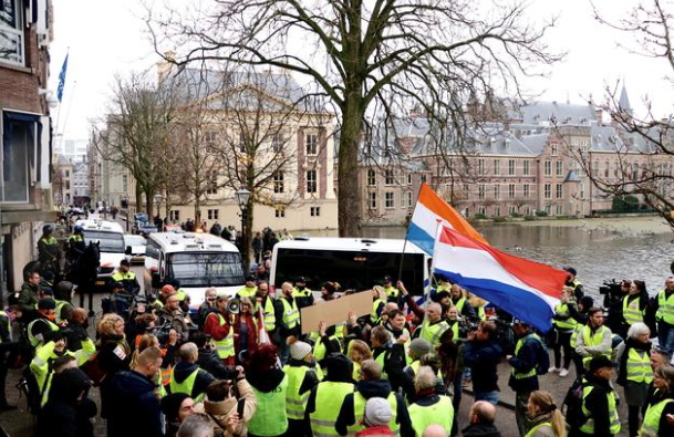 'Sarı Yelekliler' protestosu Hollanda'ya da yayıldı - Resim : 2