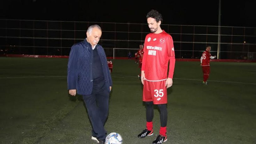 Efsane futbolcular ırkçılık ve şiddete Bayraklı’dan 'dur' dedi - Resim : 1