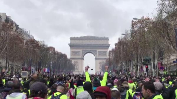 Paris'te Sarı Yelekliler sokakta: Gözaltı sayısı 700, 272 kişi tutuklandı - Resim : 2