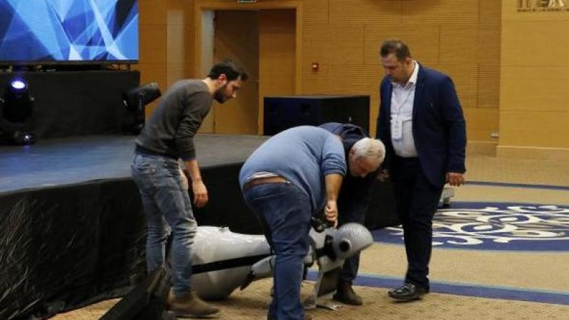 Antalya'da Konyalı insansı robot sahneden düştü, parçalandı
