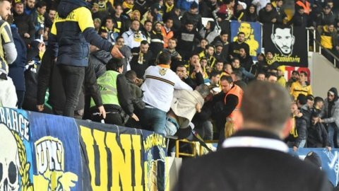 Akhisar-Fenerbahçe maçı öncesi kan aktı!