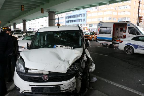 İstanbul'da araç ile ambulans çarpıştı - Resim : 1