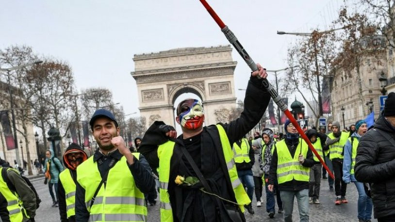 Paris'te 'Sarı Yelekliler'in gösterisi sürüyor: Çok sayıda gözaltı