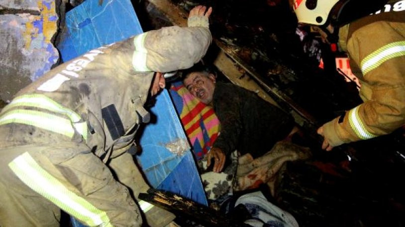 Şişli'de çatı çöktü, bir kişi mahsur kaldı - Resim : 1