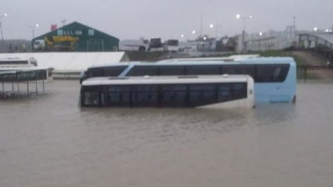 Arnavutköy'de onlarca araç su altında kaldı