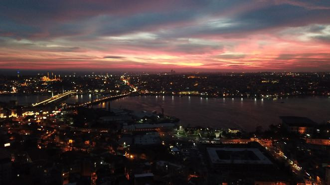İstanbul'da gökyüzü kızıla boyandı - Resim : 1