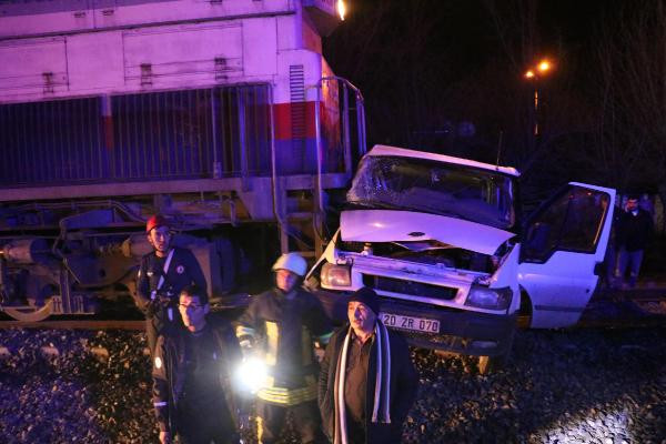 Feci tren kazası: 1'i polis 5 yaralı - Resim : 1