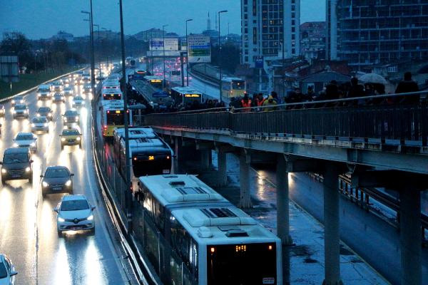 Metrobüsün çarptığı yolcu hayatını kaybetti - Resim : 2