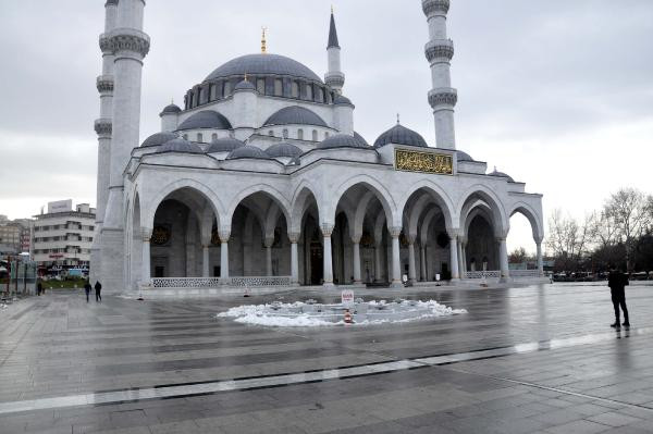 Cami inşaatının duvarı yıkıldı: 1 işçi yaralı - Resim : 1