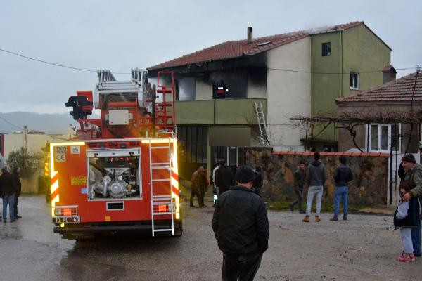 Ayvacık'taki yangında ev kullanılamaz hale geldi - Resim : 1