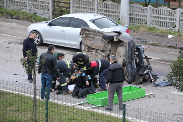 Feci kaza! İkiye bölünen otomobilin sürücüsü öldü - Resim : 1