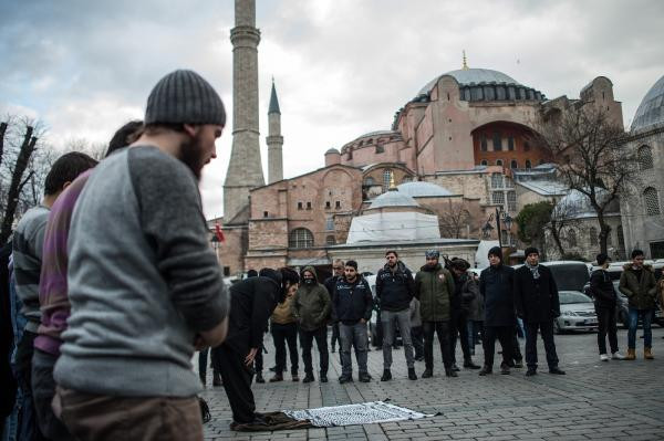 ‘Bale figürü'nü namaz kılarak protesto ettiler! - Resim : 1