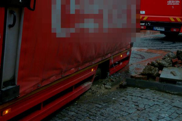 Ortaköy'de kamyon yoldaki çukura düştü - Resim : 1