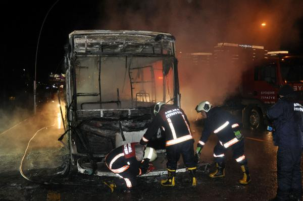 Hareket halindeki halk otobüs alev alev yandı - Resim : 1