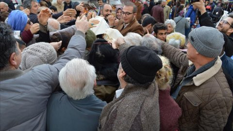 Muhittin Böcek vatandaşlara bez poşet dağıttı - Resim : 1