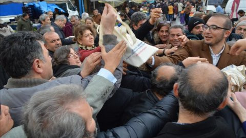 Muhittin Böcek vatandaşlara bez poşet dağıttı - Resim : 2