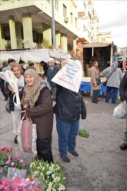 Muhittin Böcek vatandaşlara bez poşet dağıttı - Resim : 3