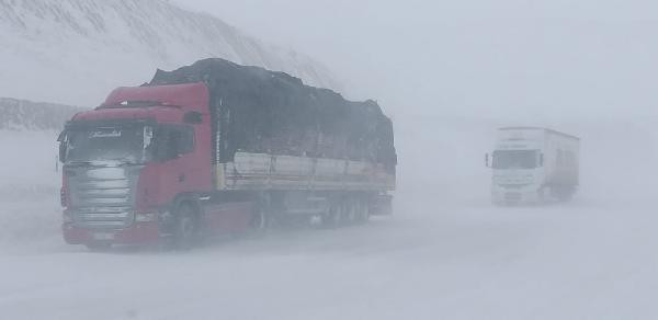 Erzurum - Bingöl Karayolu'na çığ düştü - Resim : 1