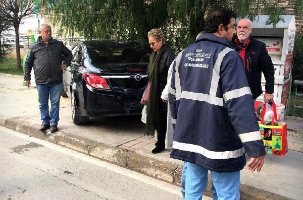 İzmir'de otomobil kaldırıma çıktı: 3 yaralı - Resim : 1