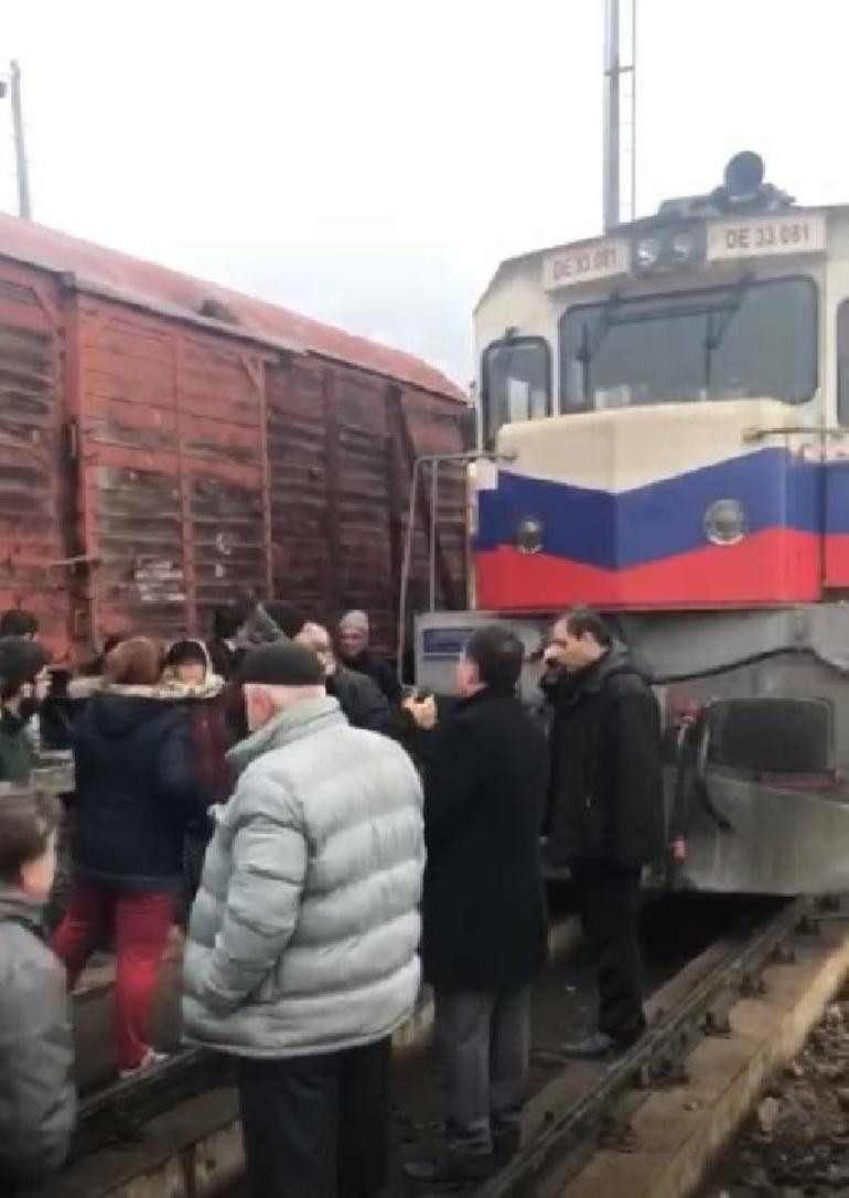 Elazığ'da bilet bulamayan yolcular, trenin önünü kesti - Resim : 1