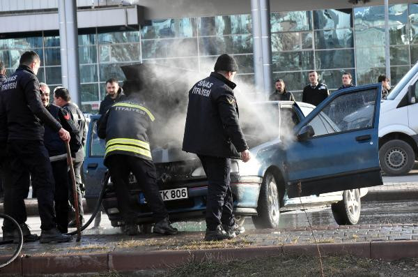 Motoru alev alan otomobil, başka araca çarptı - Resim : 1