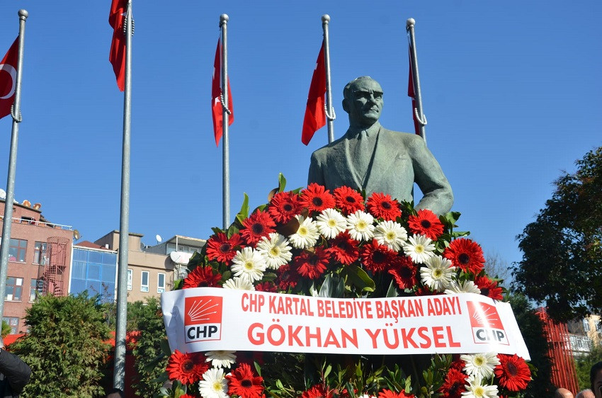 Gökhan Yüksel, Atatürk anıtına çelenk bıraktı - Resim : 1