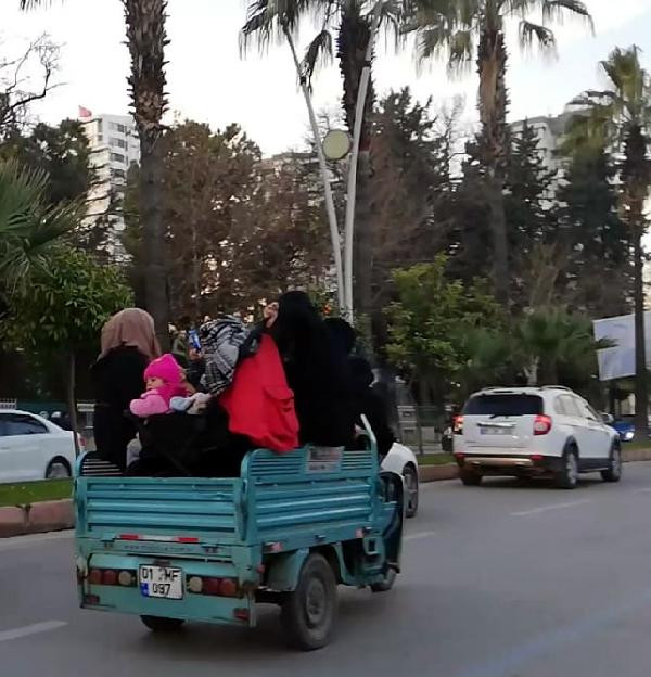 Motosiklet sepetinde bebek arabasıyla tehlikeli yolculuk - Resim : 1